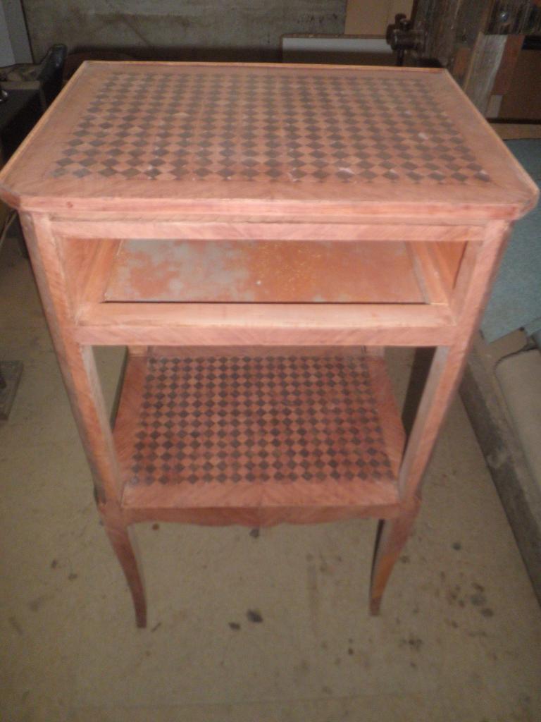 Table de chevet marqueterie damier