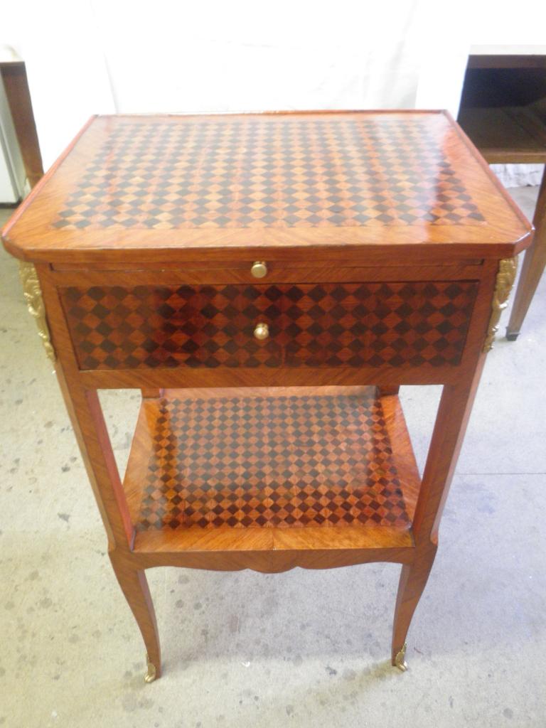 Table de chevet marqueterie damier