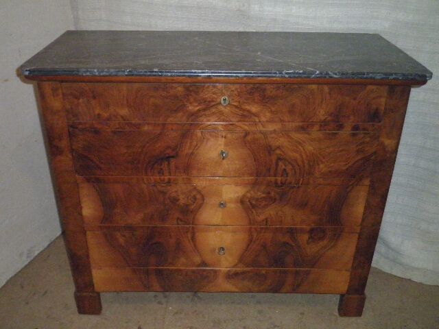 Commode en ronce de noyer et marbre