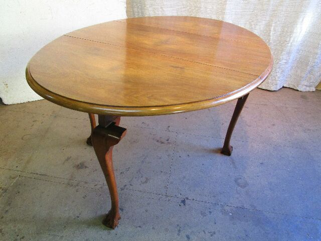 Table ovale en noyer