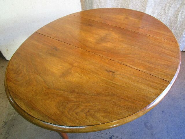 Table ovale en noyer