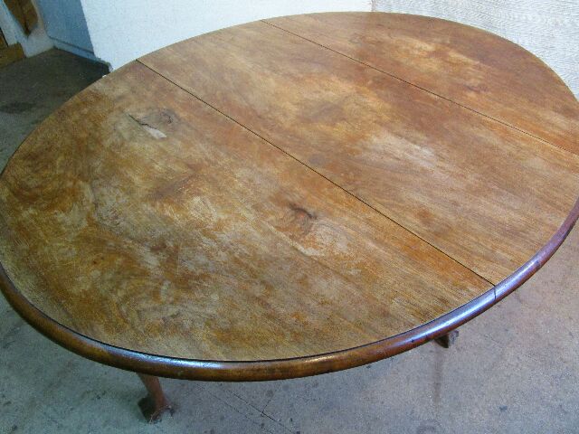 Table ovale en noyer