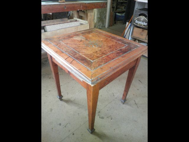 Table ancienne en marqueterie