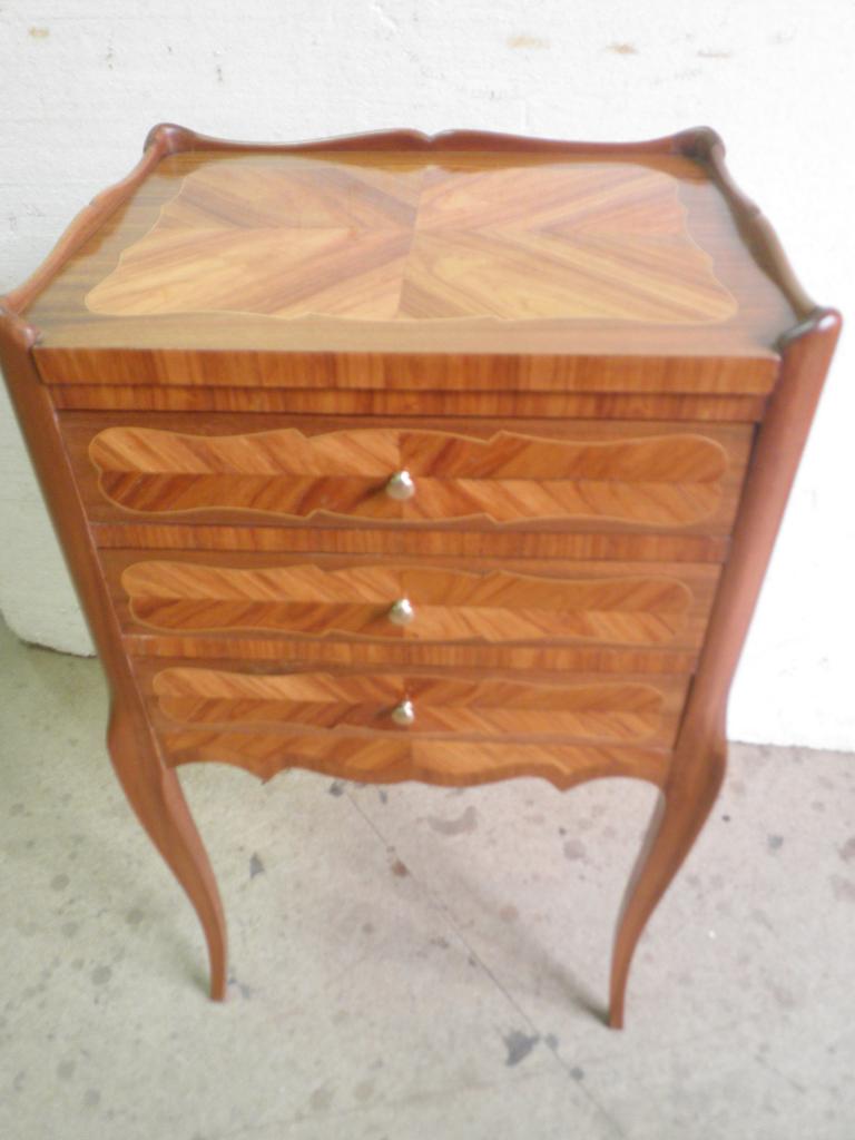 Table de chevet style Louis XV - marqueterie bois de rose